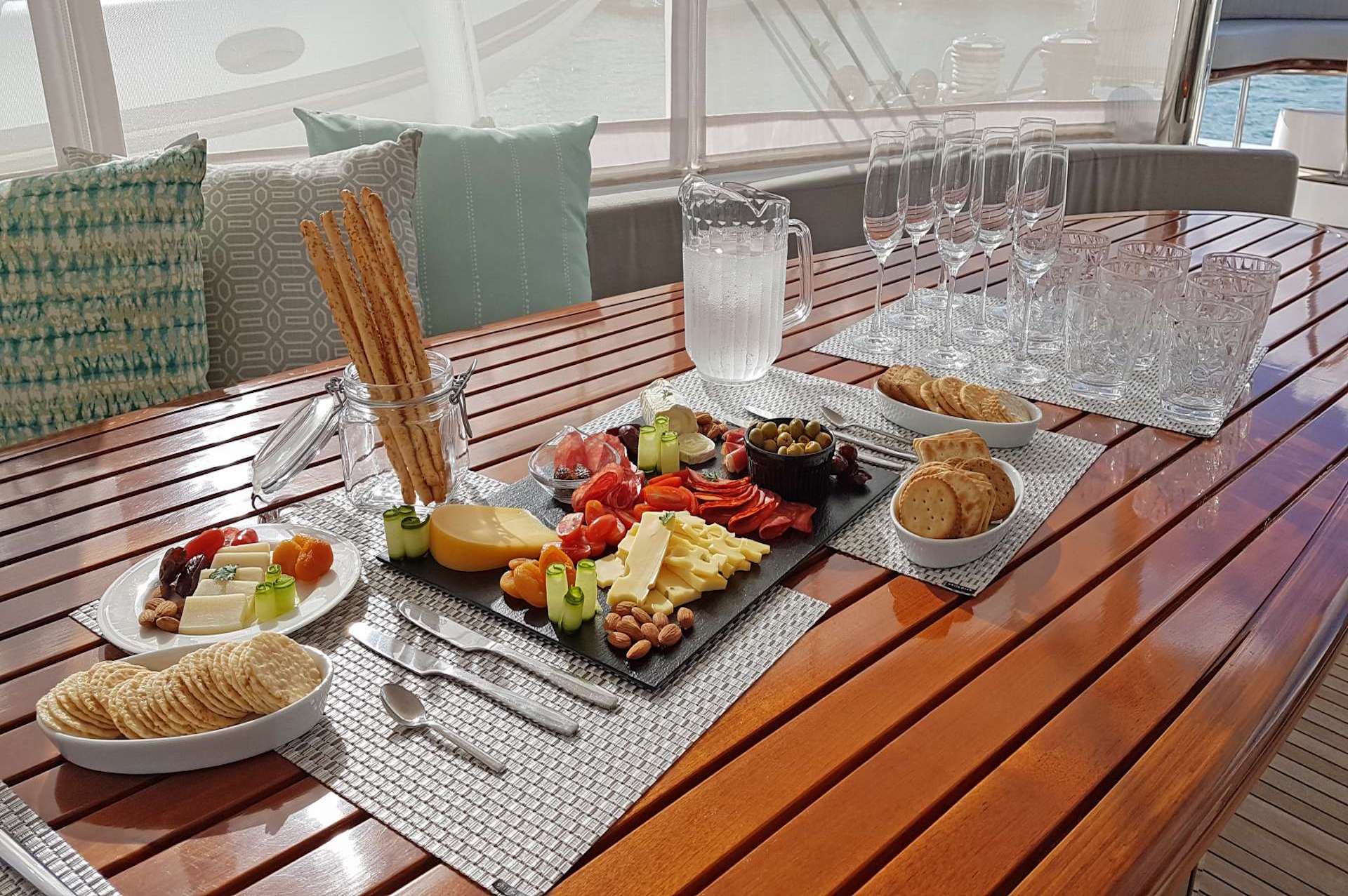 yacht charter Laysan dining