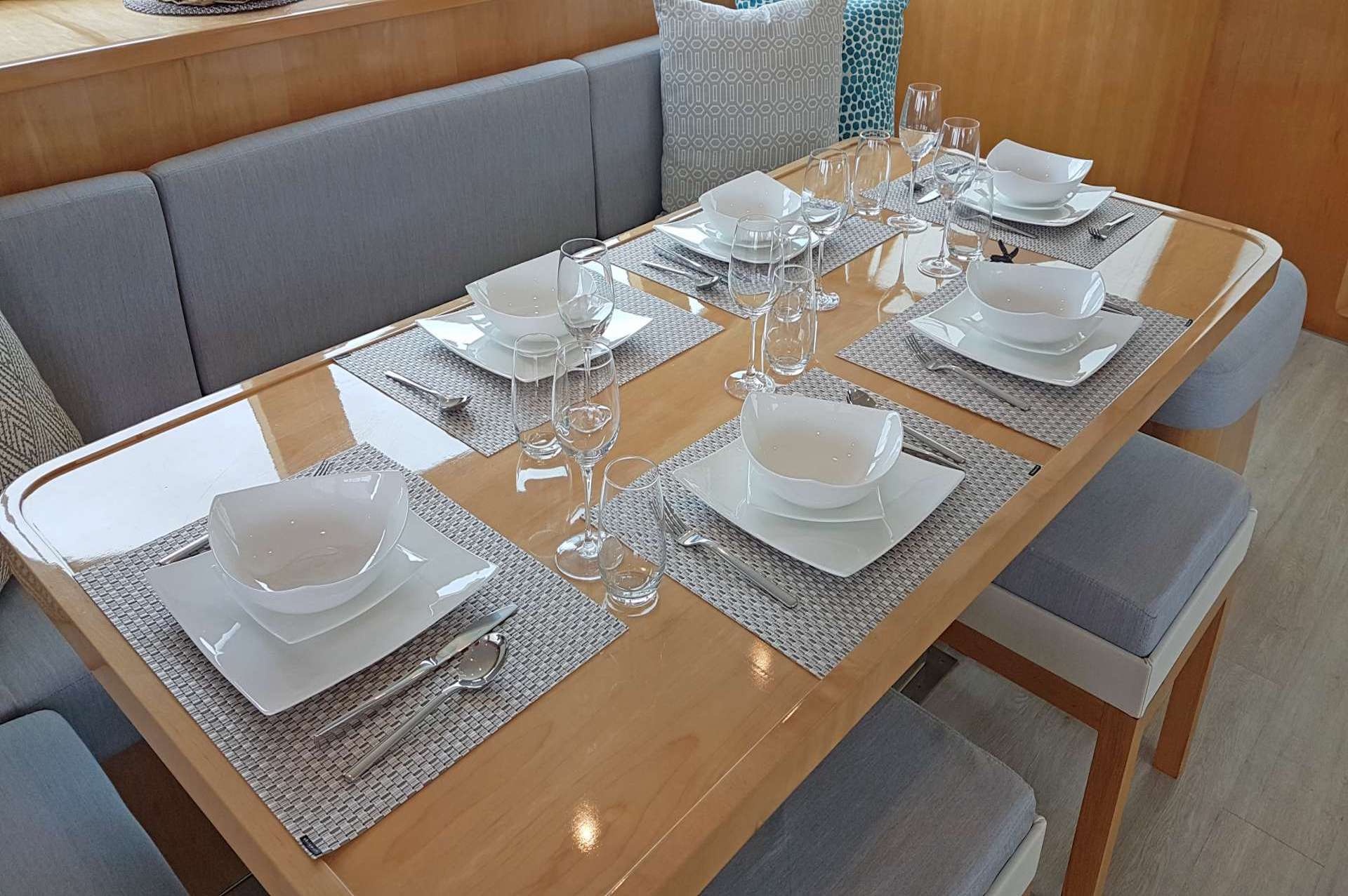 yacht charter Laysan fine dining