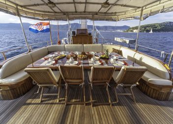 yacht charter Libra aft deck