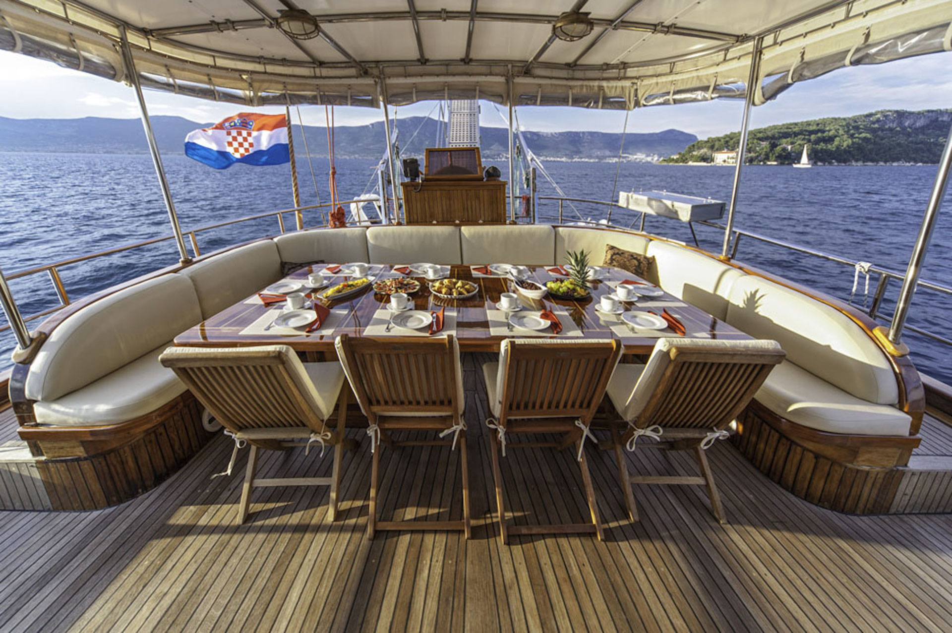 yacht charter Libra aft deck
