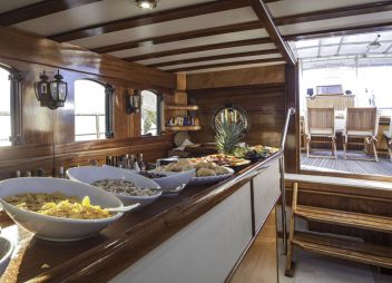 yacht charter Libra buffet