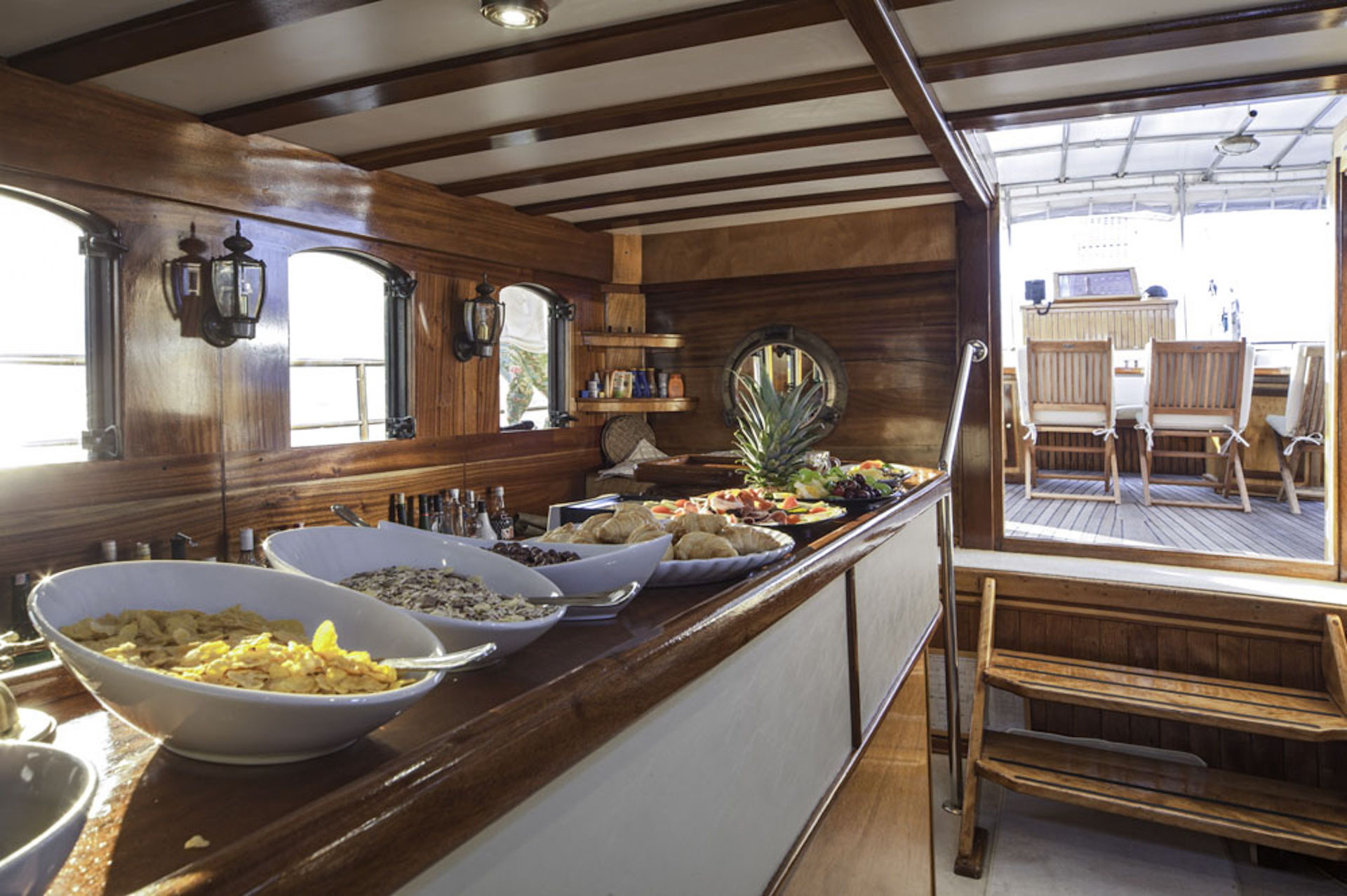 yacht charter Libra buffet