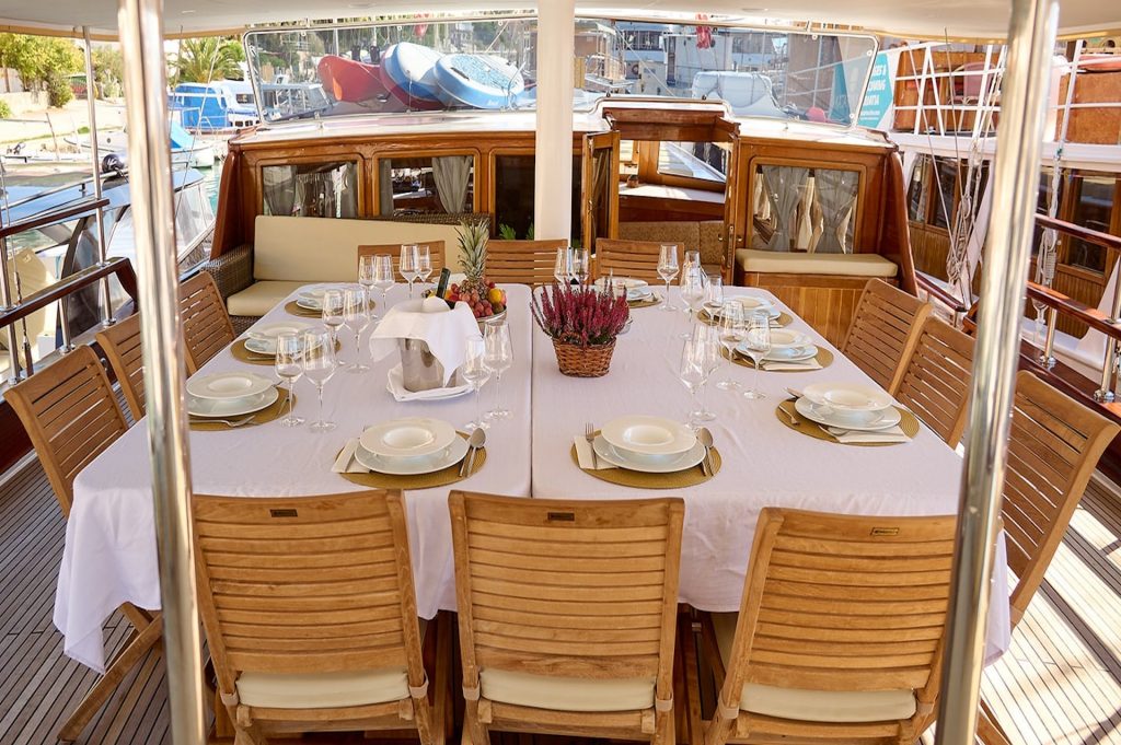 yacht charter Linda alfresco dining