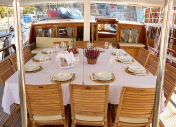 yacht charter Linda alfresco dining