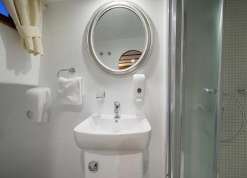 yacht charter Linda bathroom