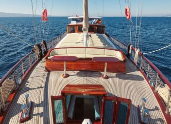 yacht charter Linda bow