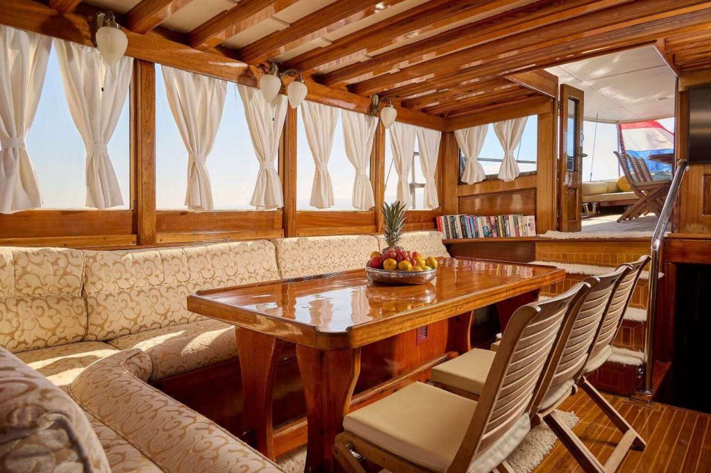 yacht charter Linda dining