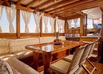 yacht charter Linda dining