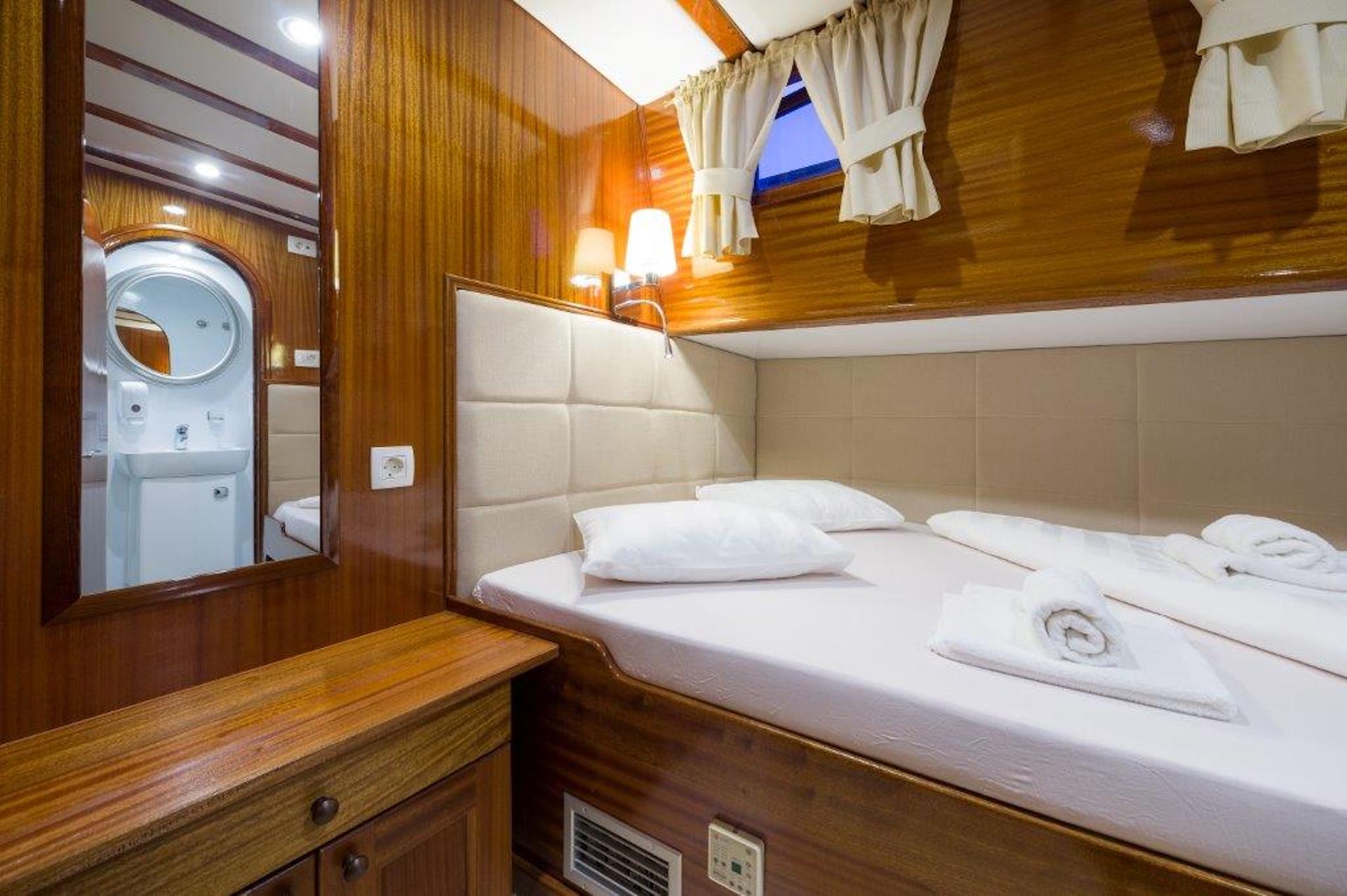 yacht charter Linda double cabin