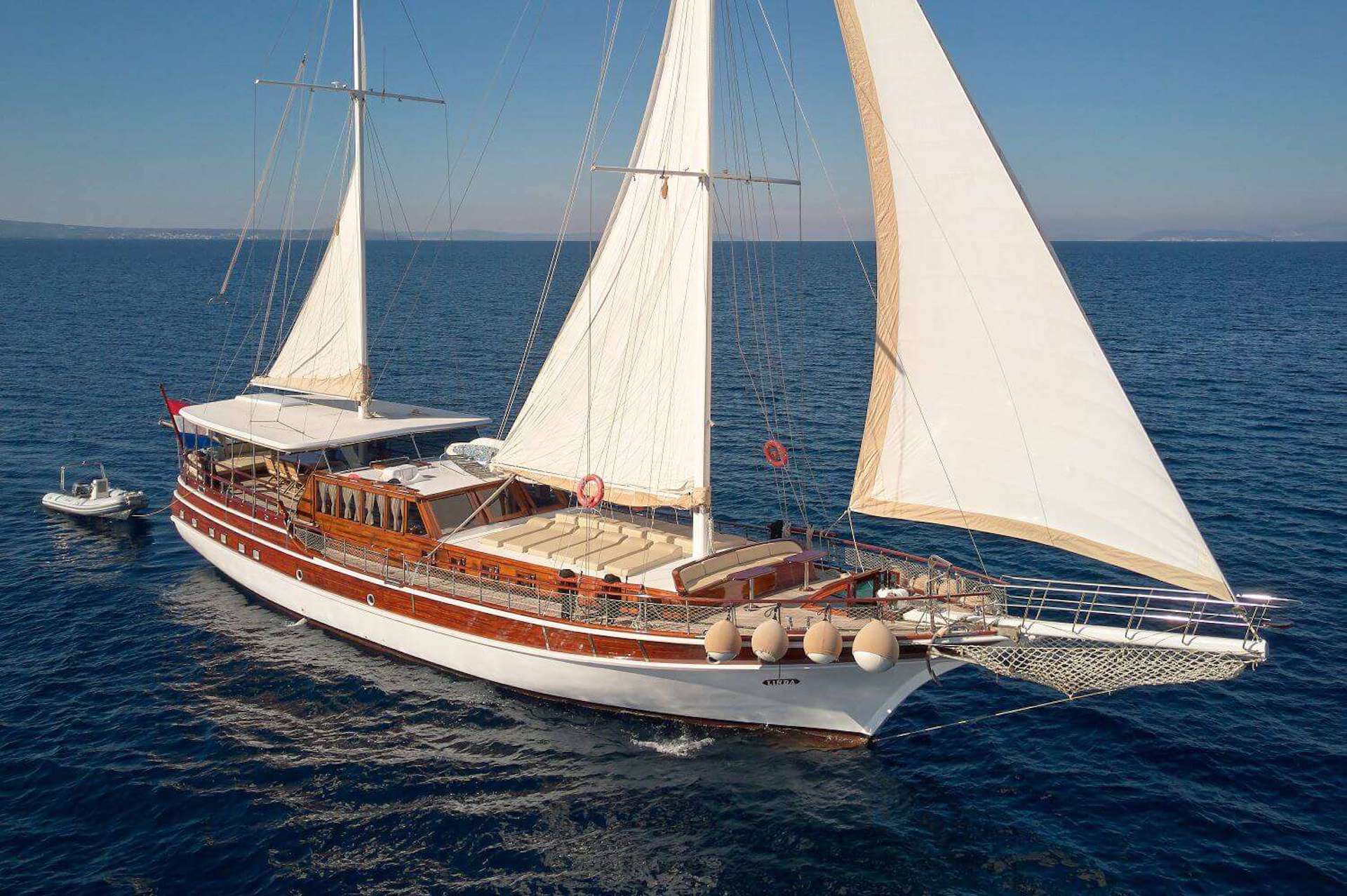 yacht charter Linda sailing