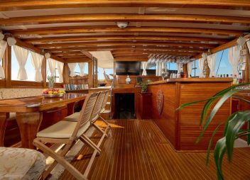 yacht charter Linda saloon