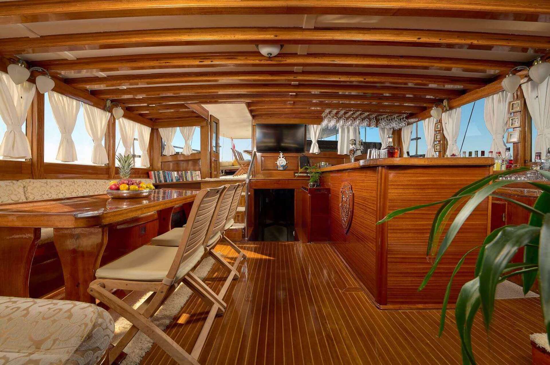 yacht charter Linda saloon