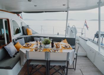 yacht charter Mala aft dining