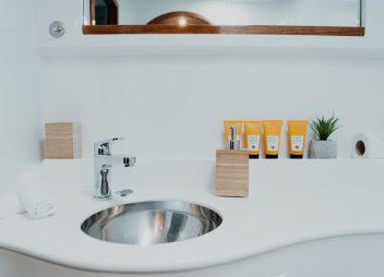 yacht charter Mala bathroom