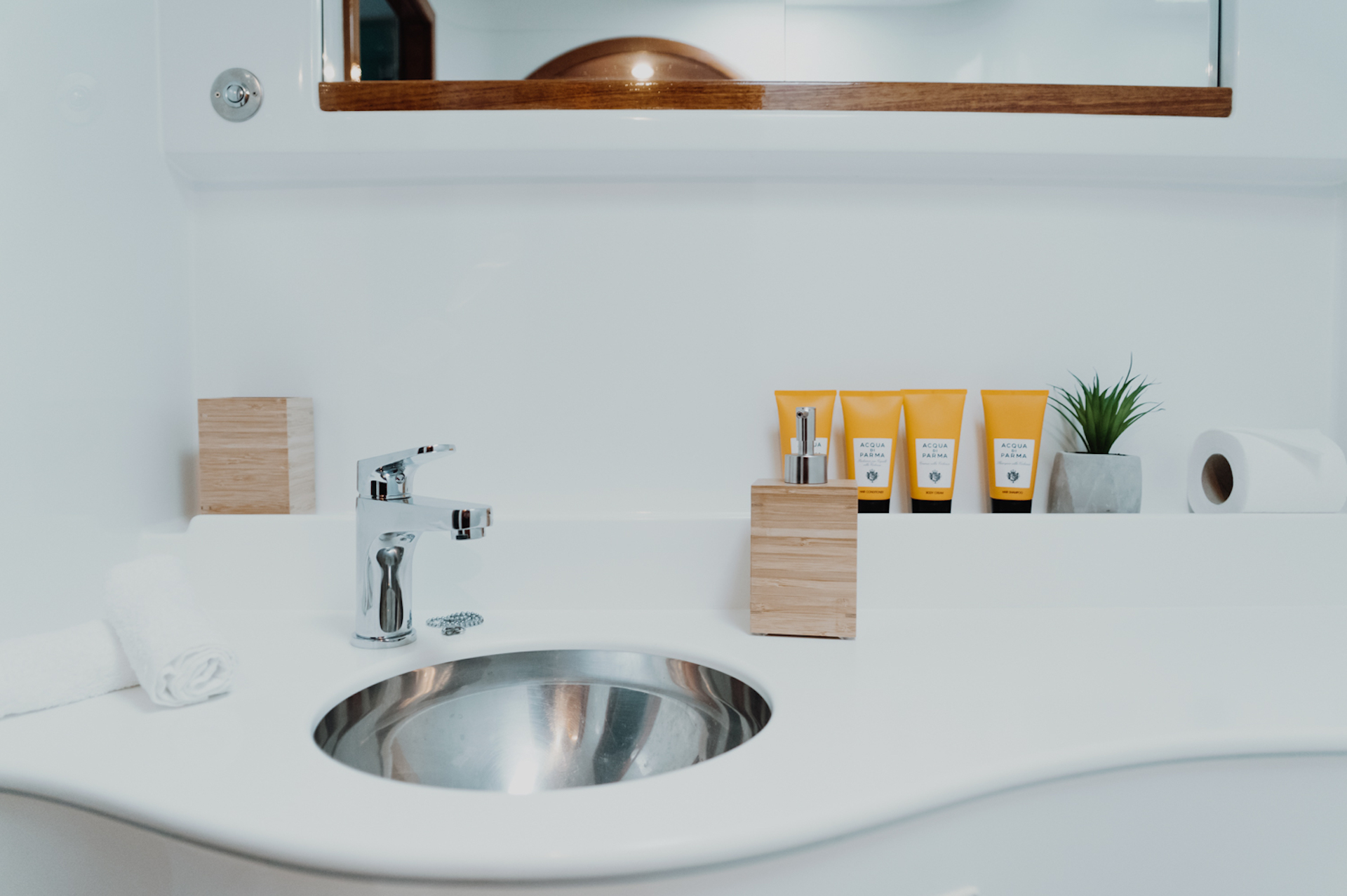 yacht charter Mala bathroom