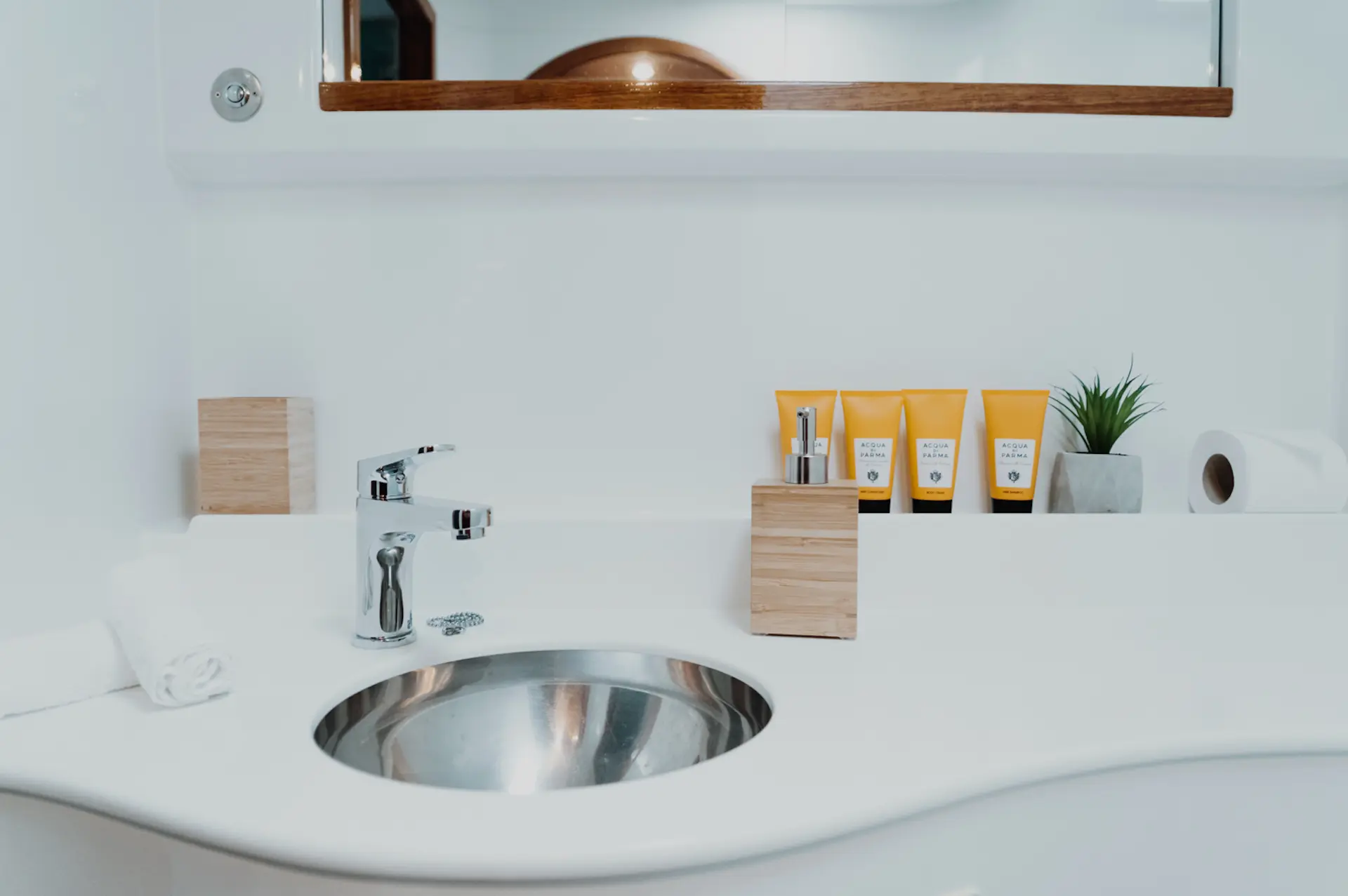 yacht charter Mala bathroom