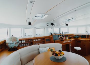 yacht charter Mala saloon