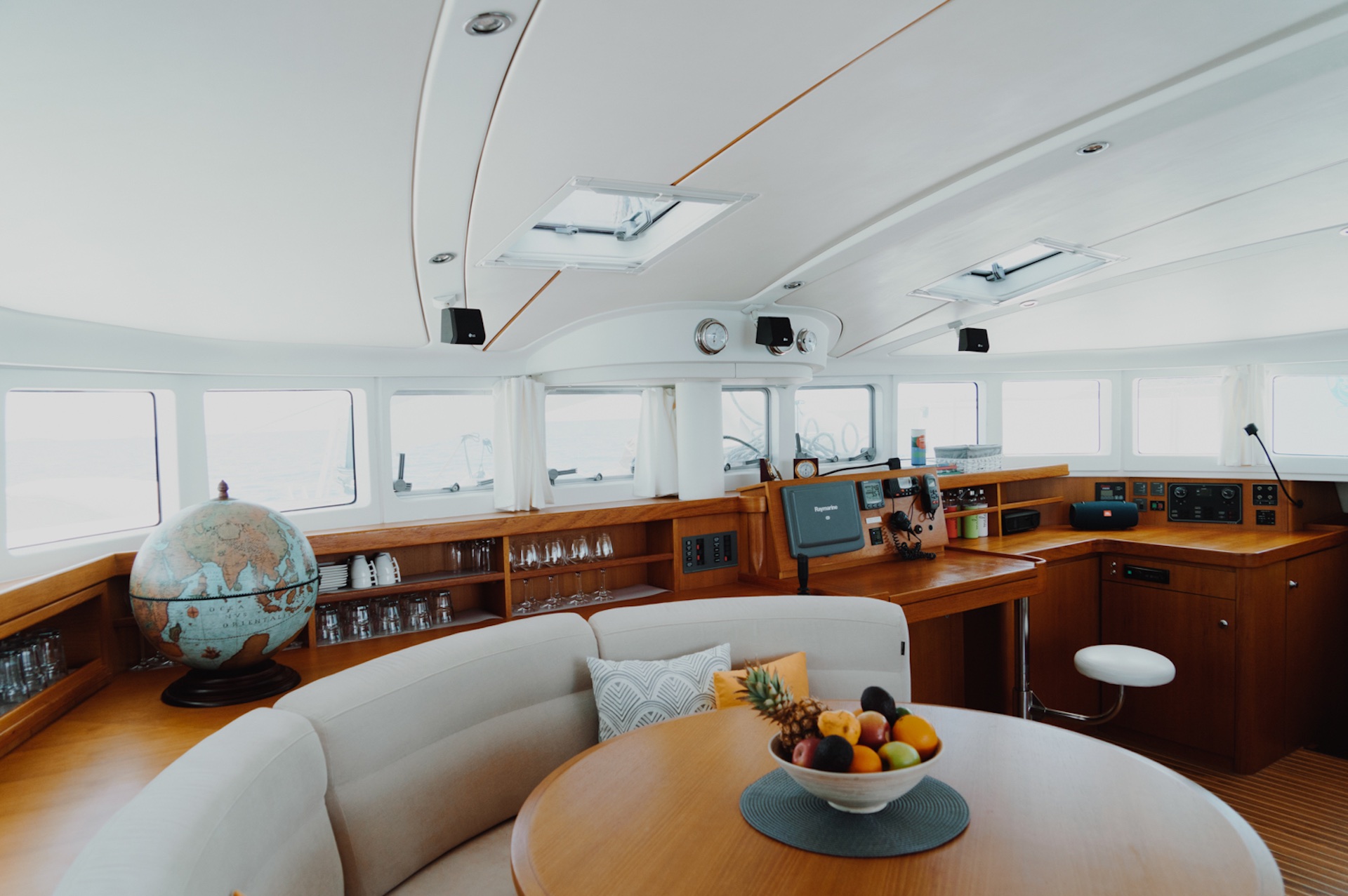 yacht charter Mala saloon