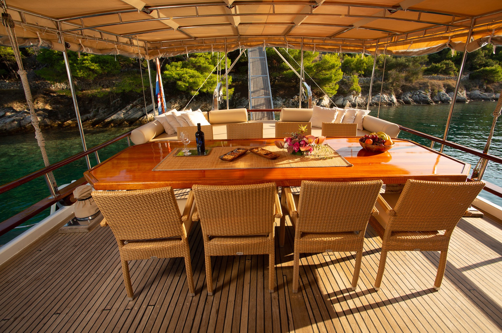 yacht charter Malena aft dining