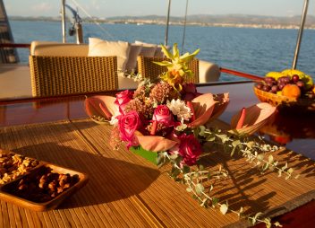 yacht charter Malena aft table