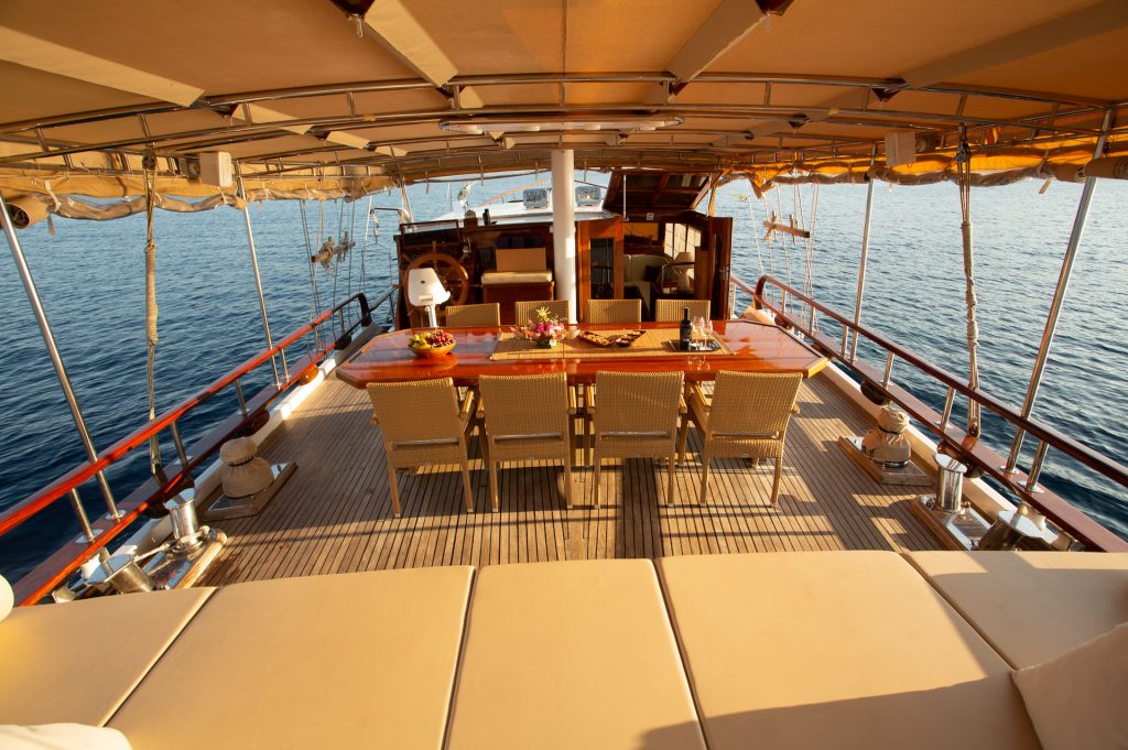 yacht charter Malena alfresco