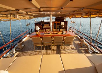yacht charter Malena alfresco