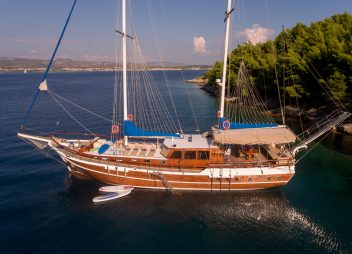 yacht charter Malena anchor