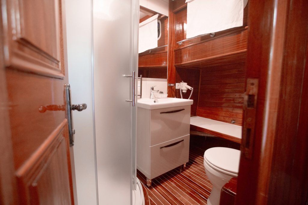 yacht charter Malena bathroom