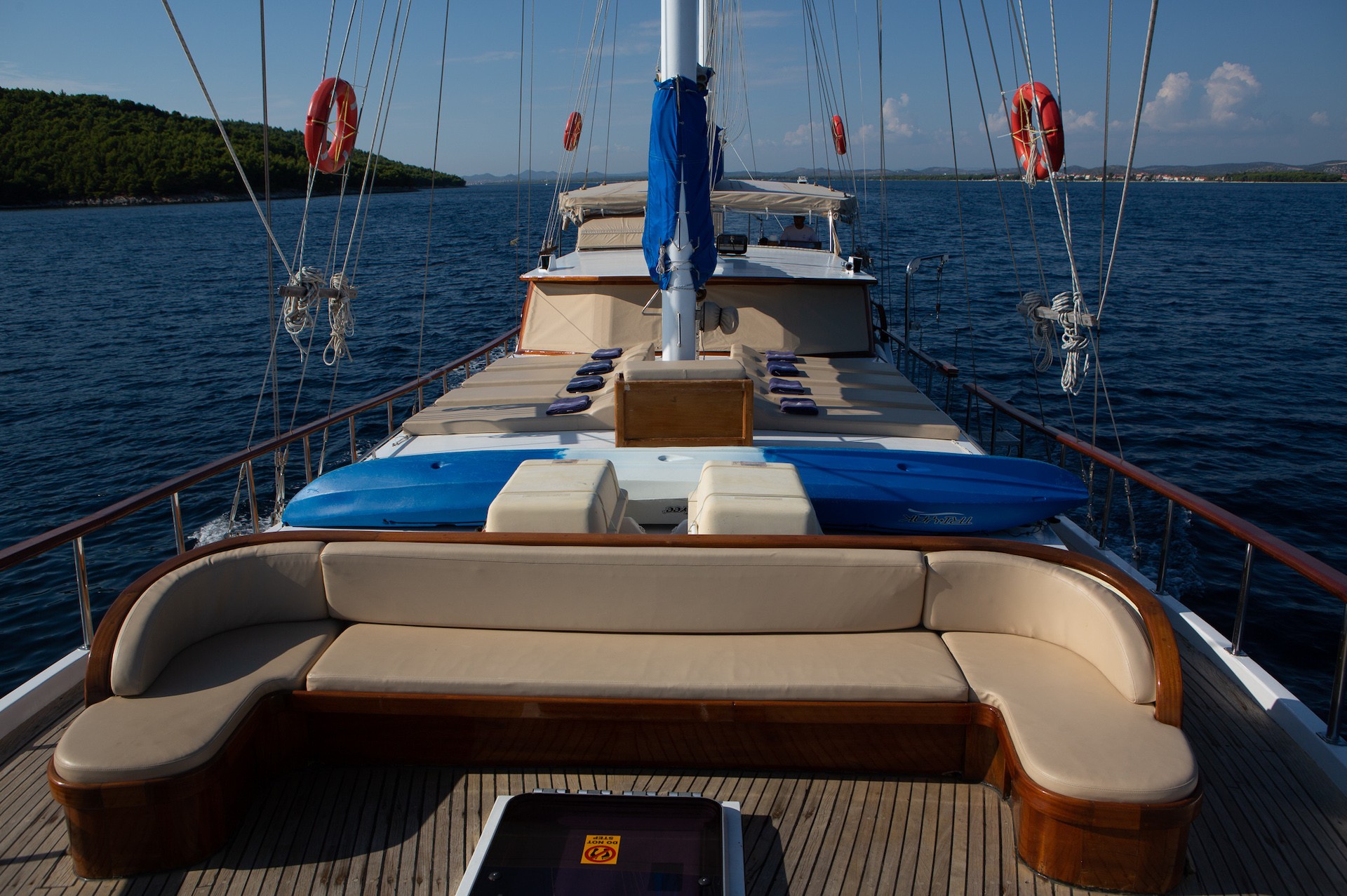 yacht charter Malena bow
