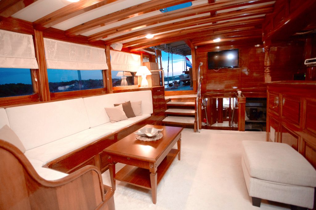 yacht charter Malena coffee table