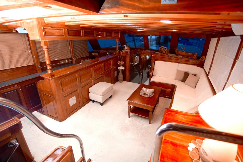 yacht charter Malena saloon