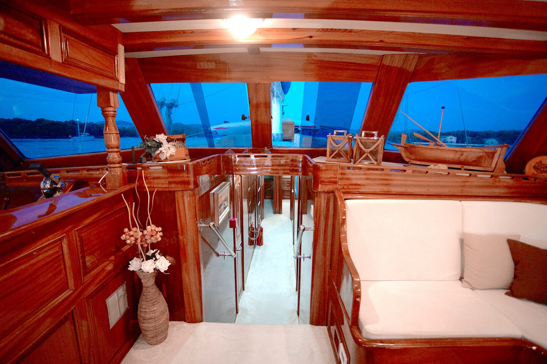 yacht charter Malena saloon sofa