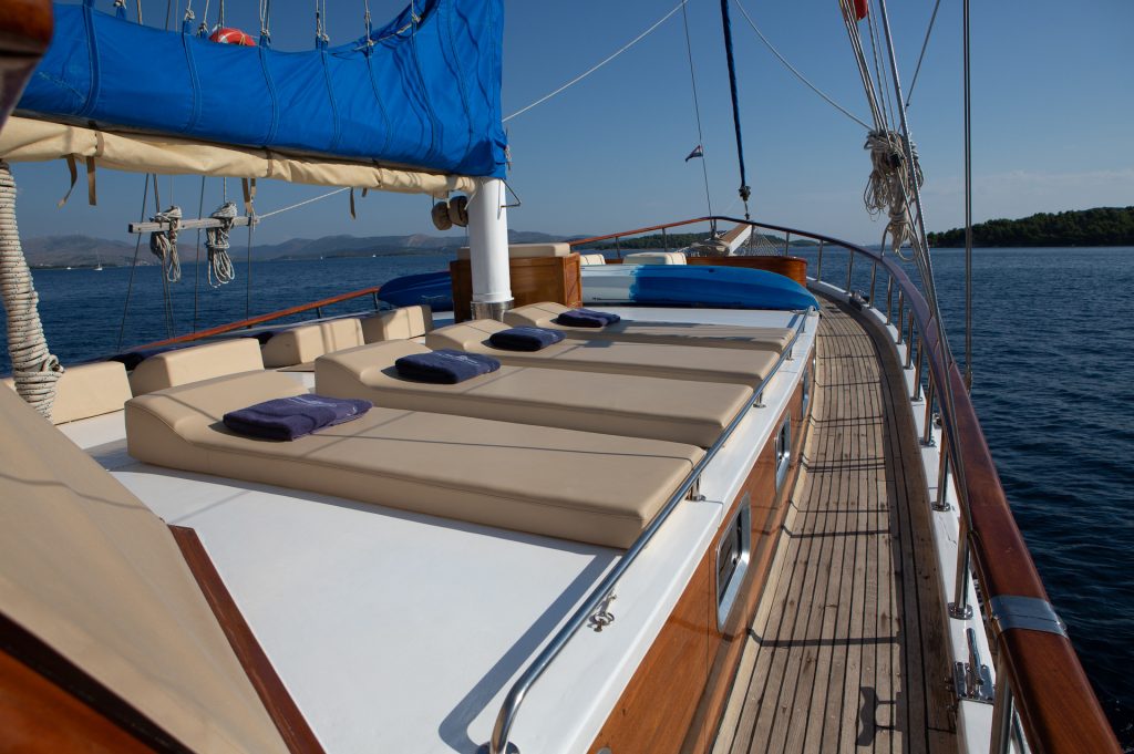 yacht charter Malena sundeck