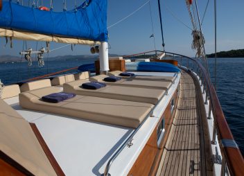 yacht charter Malena sundeck