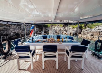 yacht charter Maske aft deck