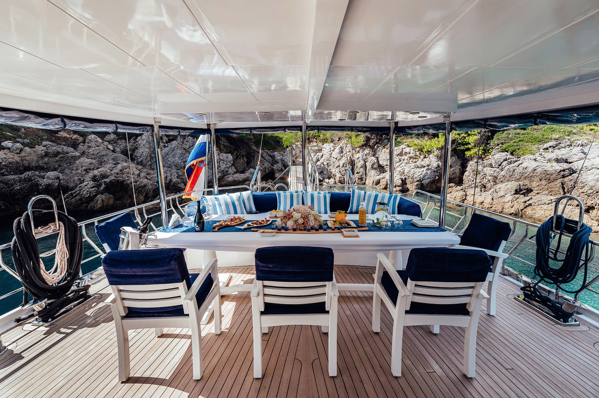 yacht charter Maske aft deck