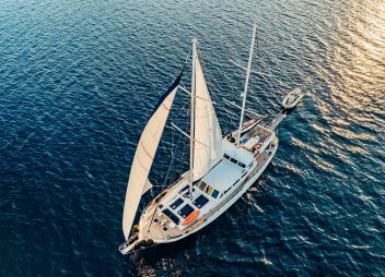 yacht charter Maske birdview