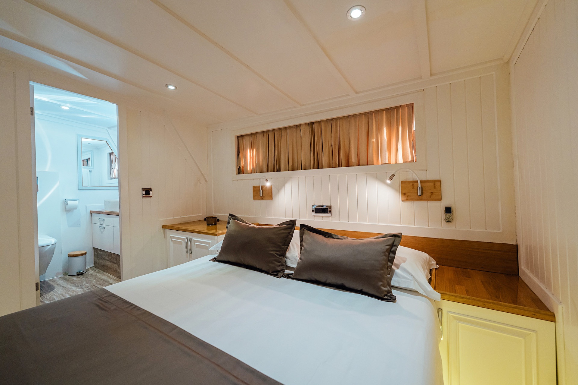 yacht charter Maske cabin