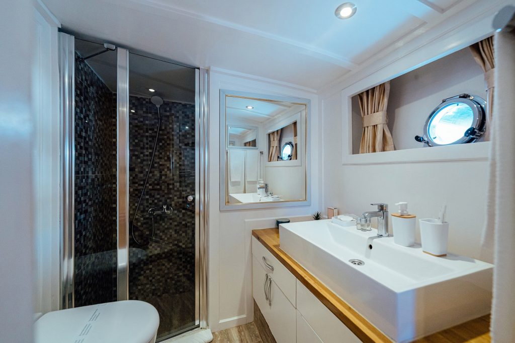 yacht charter Maske double cabin bathroom