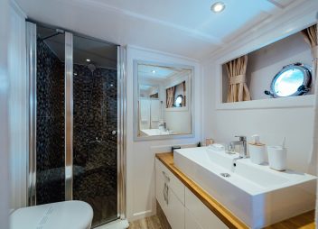 yacht charter Maske double cabin bathroom