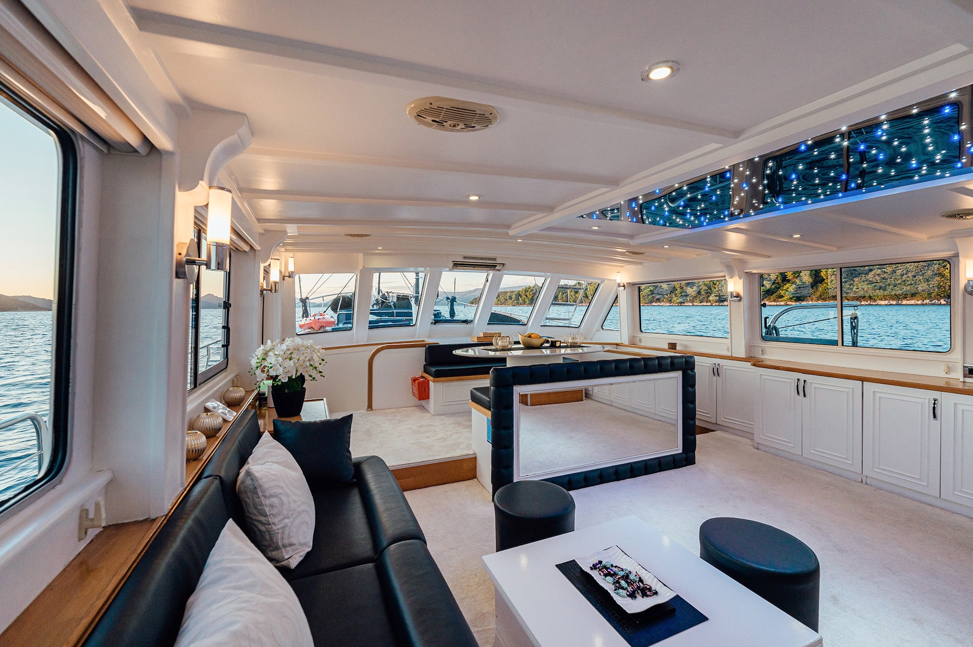 yacht charter Maske salon