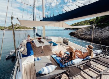 yacht charter Maske sunbathing