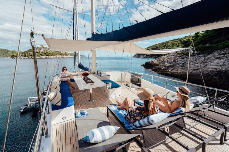 yacht charter Maske sunbathing