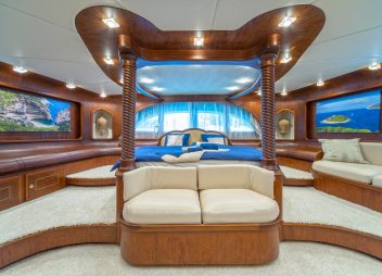 yacht charter master cabin Alba