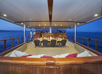 yacht charter Morning Star alfresco dining