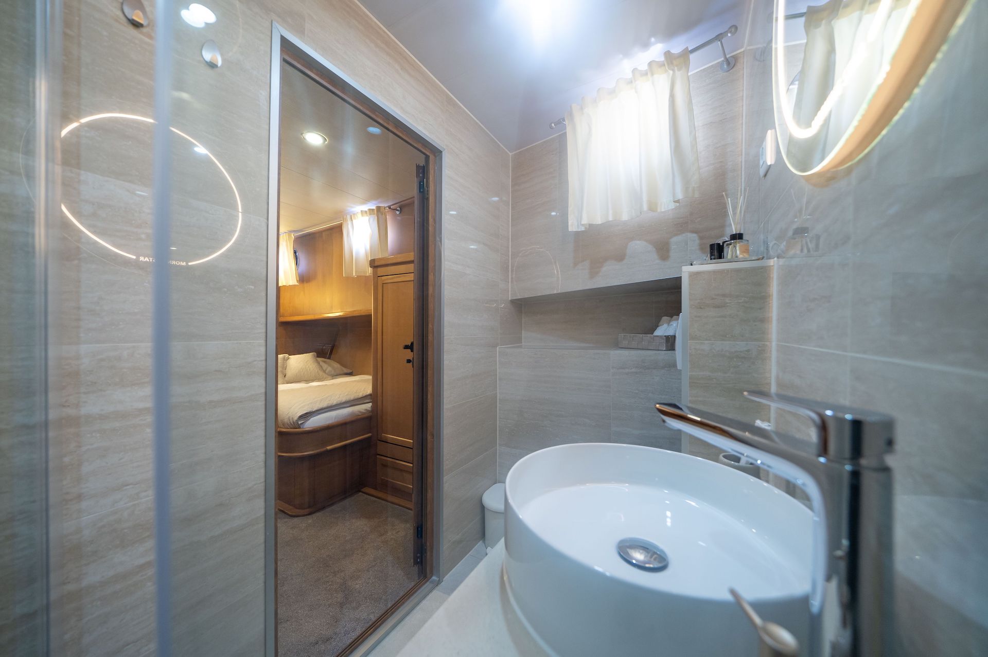 yacht charter Morning Star bathroom