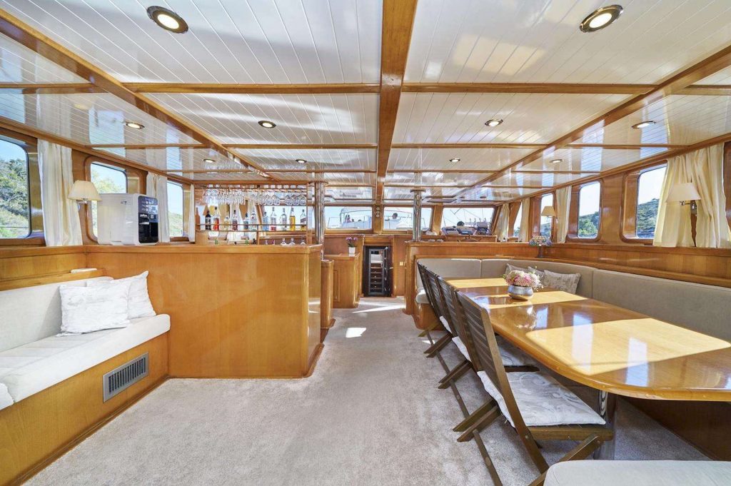 yacht charter Morning Star dining