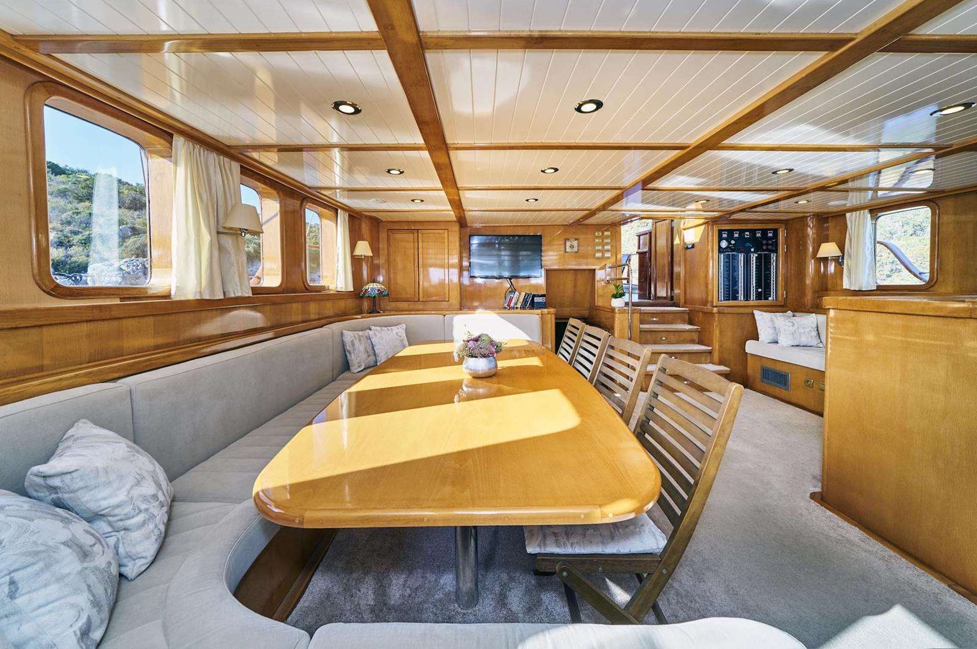 yacht charter Morning Star saloon