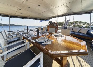 yacht charter Perla aft deck