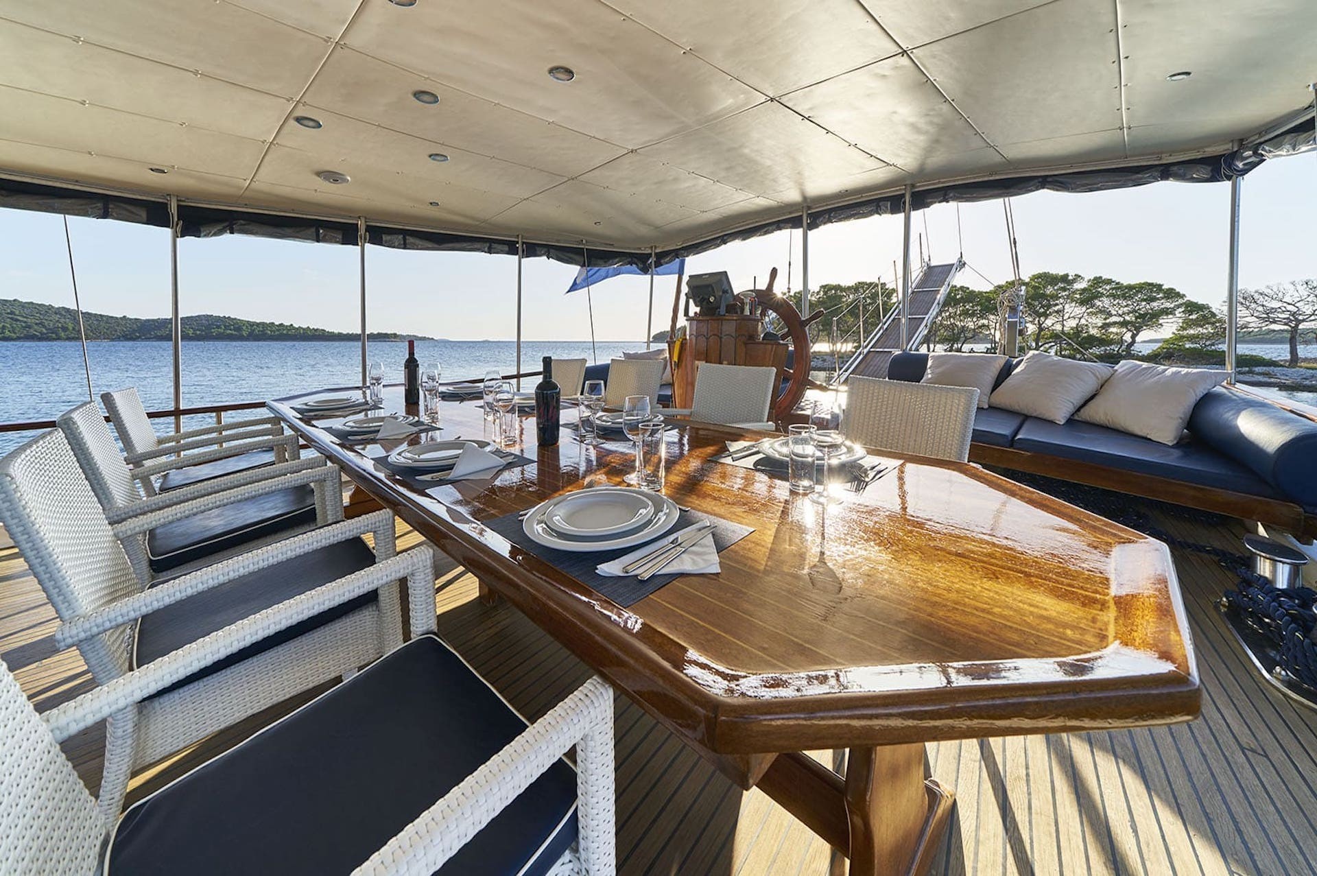 yacht charter Perla aft deck